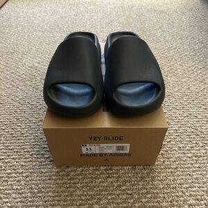 Yeezy Slides Dark Onyx